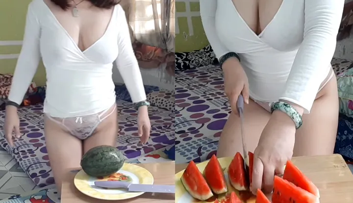 Milky Housewife ladyvietnam, summer has arrived. Which basket of watermelons do you want to eat?