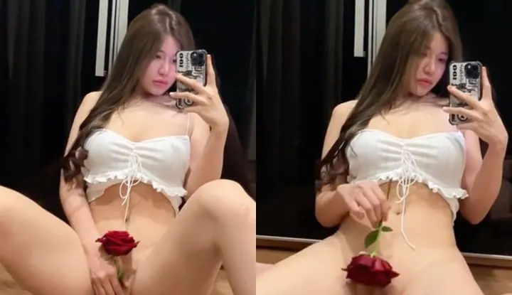 Like the red rose in my hand, the delicate and charming pussy