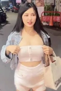 Li Nana is spotted at Yizhong Street, little pervert, come catch the wild Nana