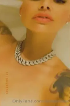 Amber ~ Do This Necklace Look Good?