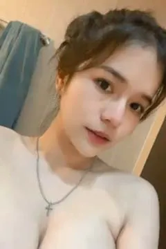 Take a picture of the huge breasts before taking a bath to show you