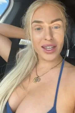 Tiaunariley comes to chat with her busty chest