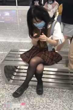 Taking secret photos of a pretty girl in black silk on the subway