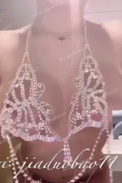Twitter goddess Jiaduobao reveals good figure