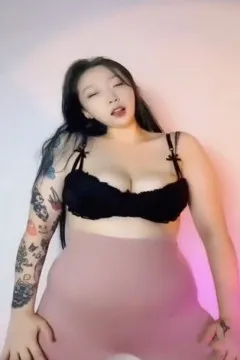 Sister Xin shakes her sexy huge breasts