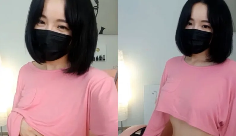 Monolid anchor, flasng a smile in the corner of her eyes.