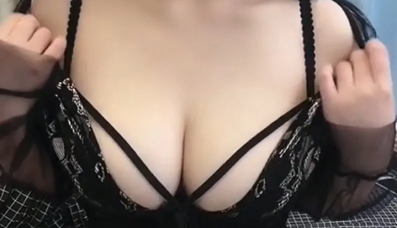 Leaked private photoshoot of the fair-skinned sister Lin with large scale~ Top-quality busty SM breast clip temptation, black stockings are super tempting!