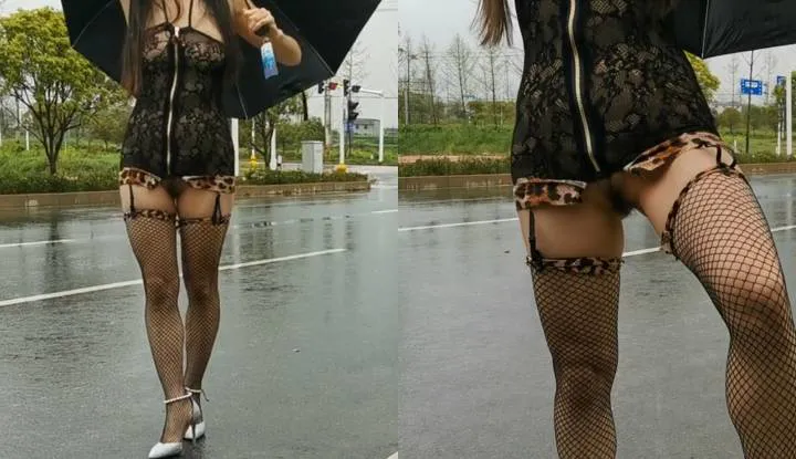 Going back to my hometown is so boring, hurry up and take my wife who loves to show off out for a walk.